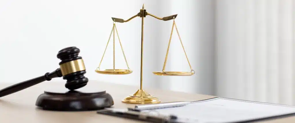 Balanza y martillo del sistema legal.