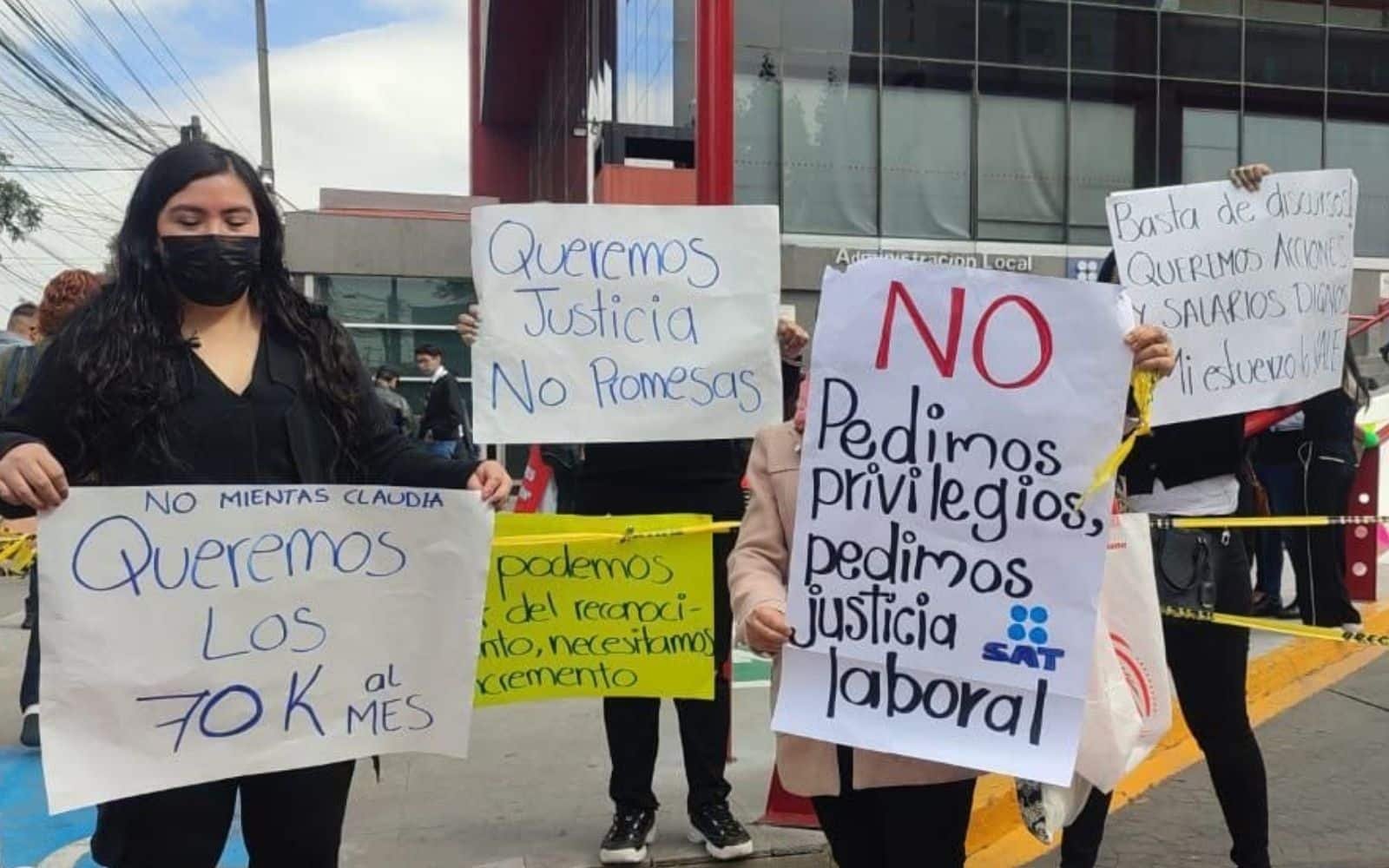 Justicia laboral para trabajadores, empleados del SAT manifestandose