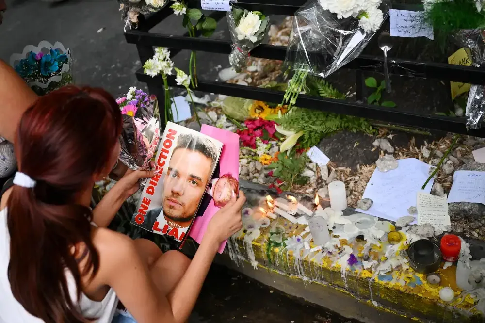 Fan frente a homenaje de Liam Payne en Hotel Casa Sur en Palermo