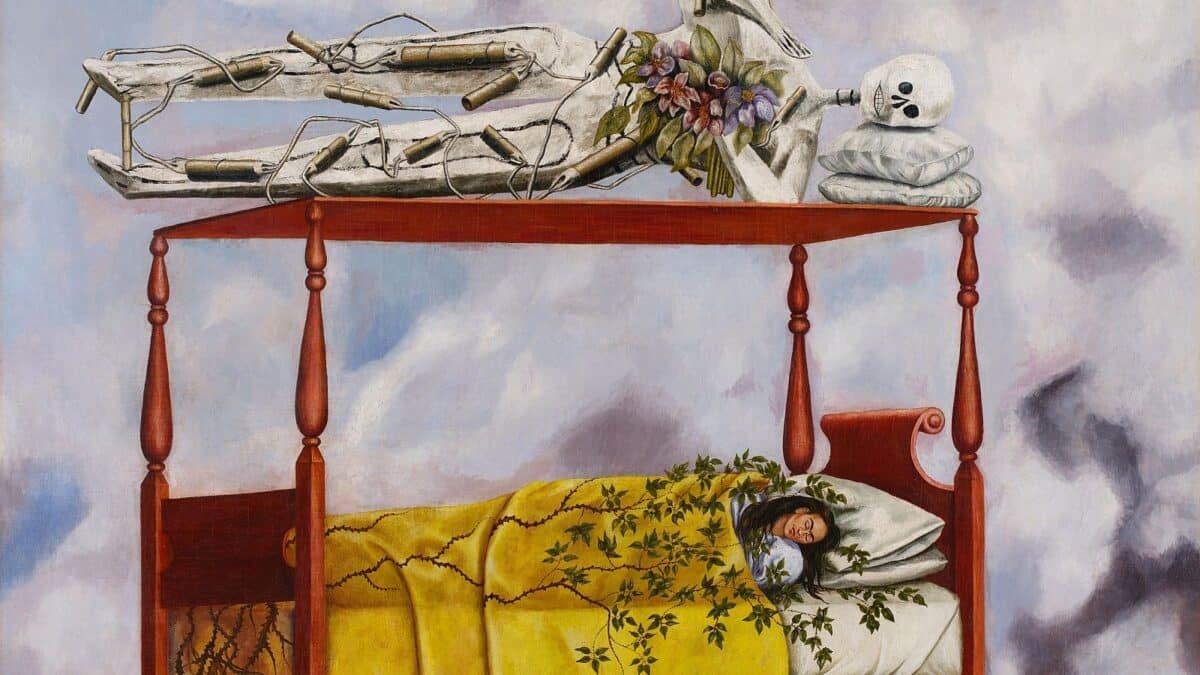 Pintura al óleo de Frida Kahlo titulada 'El Sueño'. Muestra a la artista durmiendo plácidamente en una cama con dosel que flota en un cielo nublado. Sobre el techo de la cama yace un esqueleto de cartón piedra (un Judas) acostado de lado y sosteniendo un ramo de flores. El cuerpo de Frida está cubierto por una sábana amarilla sobre la que crecen enredaderas espinosas
