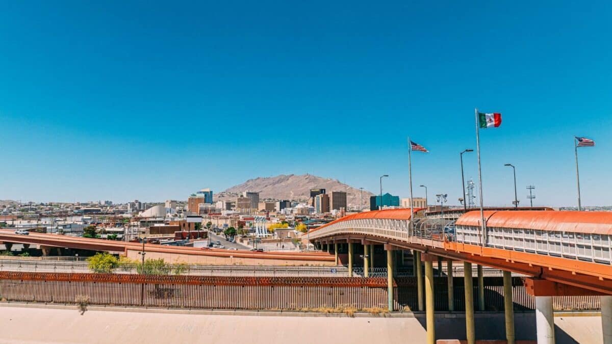 Vista elevada del Puente Internacional "Paso del Norte" en el Cruce del Muro Fronterizo México-Estados Unidos. Foto tomada en el lado de Ciudad Juárez, México, del muro fronterizo entre Estados Unidos y México. Juarez mega bloqueo lunes 24 de noviembre