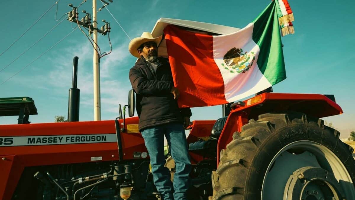Agricultor sobre tractor por el mega bloqueo lunes 24 de noviembre