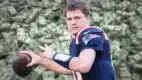 Imagen de jugador NFL y billetes, referencia a cuánto ganan rumbo al Super Bowl
