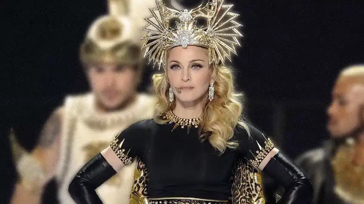 Madonna durante el show de medio tiempo del Super Bowl XLVI (2012)
