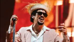 Artista en concierto, referencia al Halftime Show del Super Bowl LX