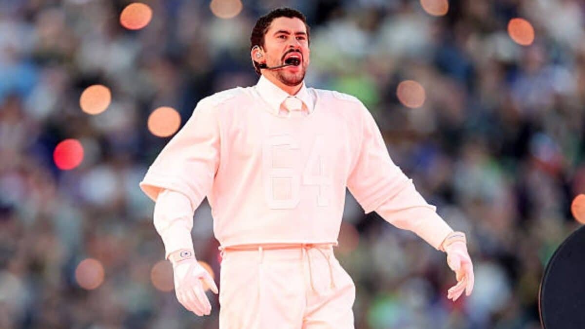 Bad Bunny cantando en el TiTi Me Pregunto en el medio tiempo del Super Bowl LX este domingo 8 de febrero.