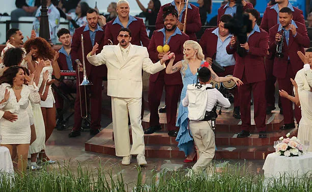  Lady Gaga cantando Die With A Smile en el Super Bowl LX junto a Bad Bunny