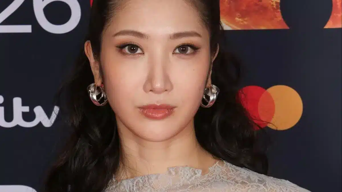 EJAE en los The BRIT Awards 2026 cantante del tema Golden