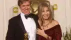 Robert Redford recibiendo premio Oscar con Barbra Streisand