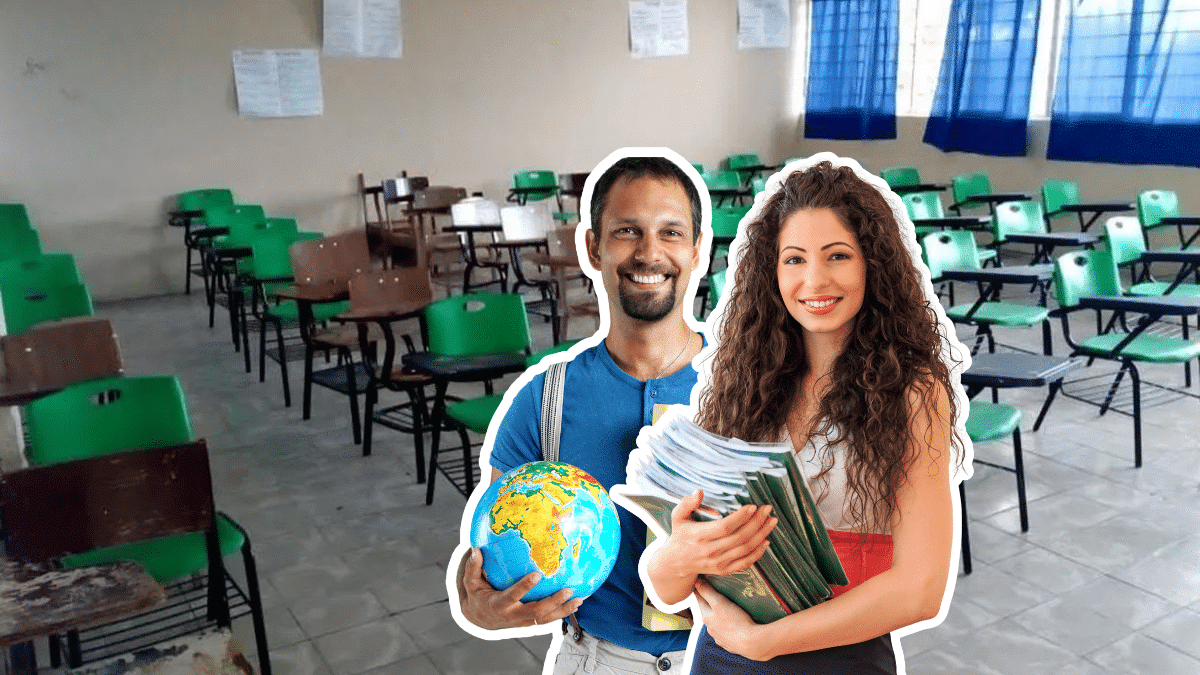 Un maestro con un globo terráqueo y una maestra con libros sonriendo frente a un salón de clases vacío para celebrar el Día del Maestro 2026 en México.